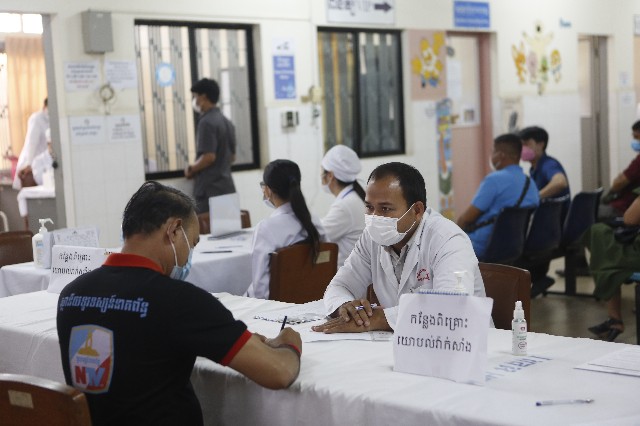 ក្រសួងសុខាភិបាល រៀបចំការចាក់វ៉ាក់សាំងកូវីដ-១៩ ទៅដល់គ្រប់ខេត្តហើយ