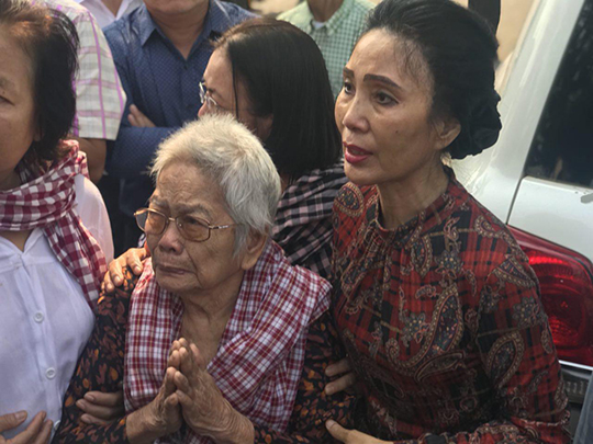 breaking News ៖ តុលាការអនុញ្ញាត ឲ្យប្រពន្ធ និងម្តាយបង្កើតលោក កឹម សុខា ចូលជួបមុខកូន និងប្តី