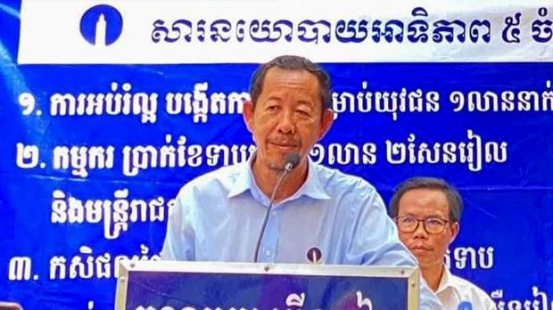 លោក រ៉ុង ឈុន អំពាវនាវ​ដល់​អ្នក​គាំទ្រ​គណបក្ស​ភ្លើង​ទៀន កុំ​ឱ្យ​តក់ស្លុត ឬ​រាថយ ទោះជា​ក្រុម​ប្រឹក្សា​ធម្មនុញ្ញ​មិន​ឱ្យ​គណបក្ស​នេះ​ចូលរួម​ការ​បោះឆ្នោត​ខាង​មុខ