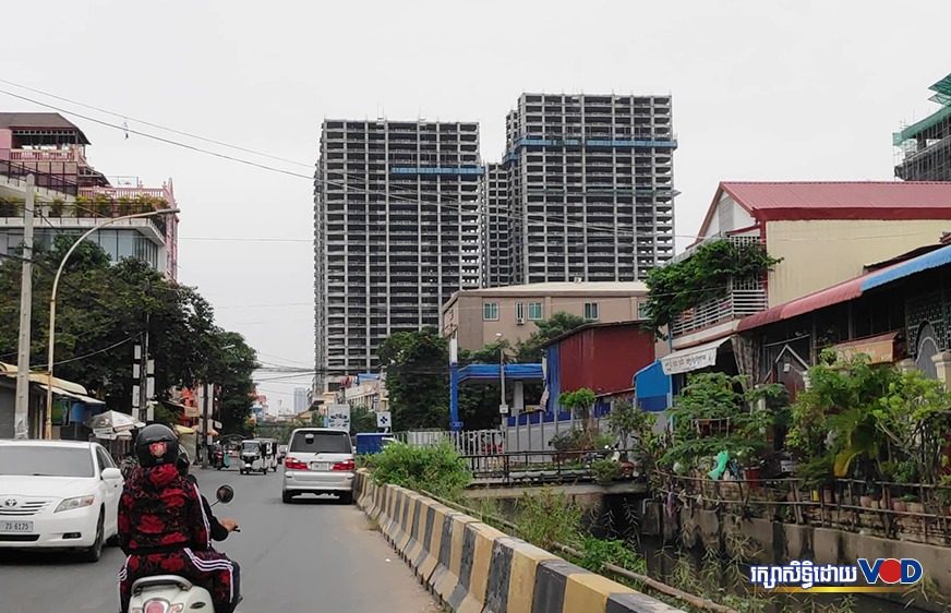 បទ​យក​ការណ៍​៖​ អគារ​ធំៗ​មួយ​ចំនួន​នៅ​ភ្នំពេញ​ផ្អាក​សាង​សង់​ដោយ​​មិន​​កំណត់​​​​ពេល​បន្ទាប់​ពី​ផ្ទុះ​កូវីដ​១៩​