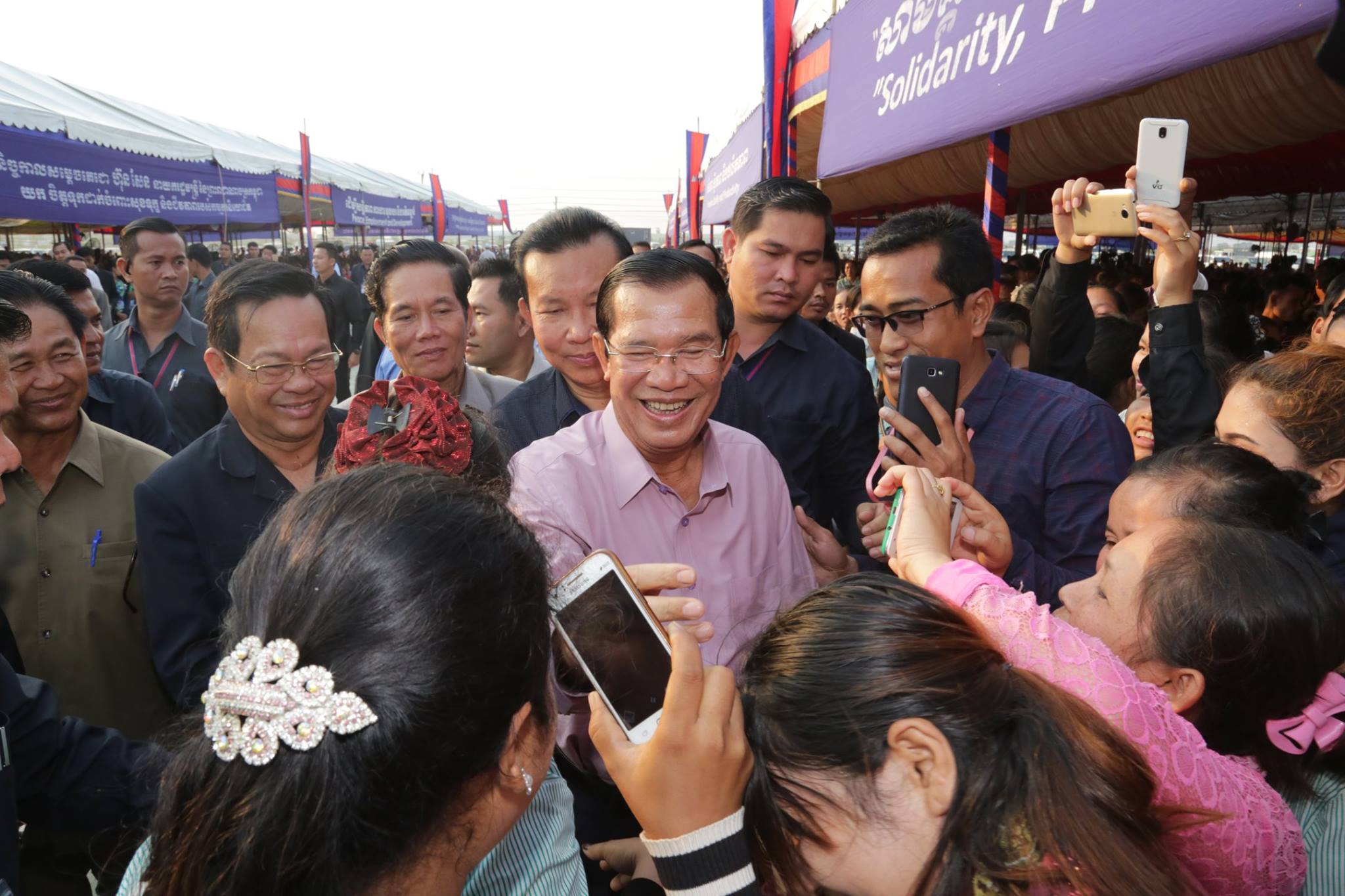 លោក ហ៊ុន សែន យកថវិការដ្ឋជាង៤លានដុល្លាផ្ដល់​ទៅ​កម្មករក្រោយ​ថៅកែរត់ចោល