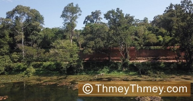 អាជ្ញាធរ​ជាតិ​អប្សរា ហាម​មិន​ឲ្យ​ជិះ​ម៉ូតូ​លើ​កំពែង​ក្រុង​អង្គរធំ ដើម្បី​កុំ​ឲ្យ​ខូច​រចនាសម្ព័ន្ធ​បុរាណ​ 