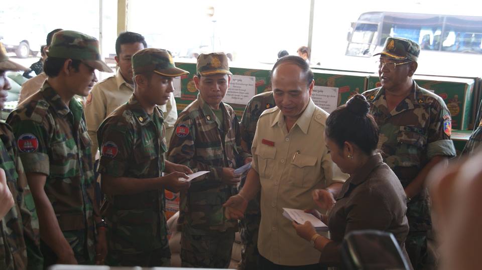 លោក ឱម យ៉ិនទៀង ថាការចែកស្រោមសំបុត្រទៅកងទ័ពជារឿងតម្លាភាព