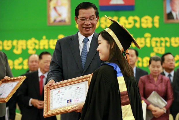 លោក ហ៊ុន សែន ថាមិនបានដណ្ដើមការងាររដ្ឋមន្ត្រីអប់រំរឿងចែកសញ្ញាប័ត្រ