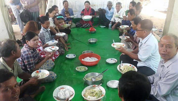 សកម្មជន​បក្ស​ប្រឆាំង​ខេត្ត​កំពង់ធំ​បន្ត​ជួបជុំគ្នា​ហូប​នំ​បញ្ចុក​ក្រោម​ការ​ឃ្លាំមើល​ពី​អាជ្ញាធរ