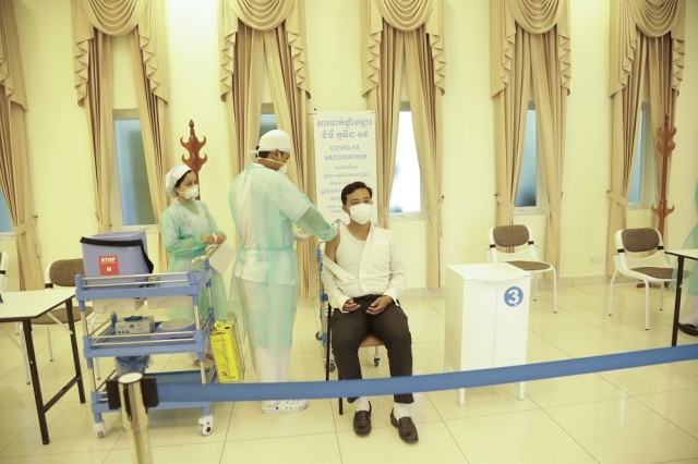 អ្នកចាក់ Sinopharm ឡើងដល់ជាង១២ម៉ឺននាក់ហើយ ខណៈថ្នាក់ដឹកនាំអាយុចាប់ពី៦០ឆ្នាំ ផ្តើមចាក់ AstraZeneca