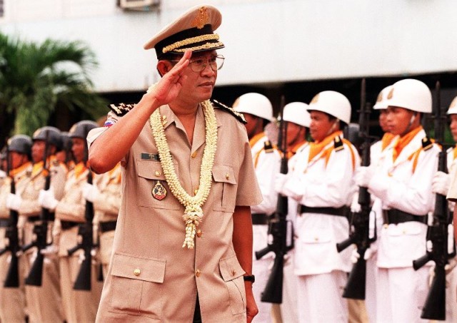 លោក ហ៊ុន សែន​៖ កុំ​បង្ខំ​ឲ្យ​គេ​វាយ​ដែកគោល​ទៅ​ក្តារ​មឈូស​អ្នកឯង​ថែមទៀត​