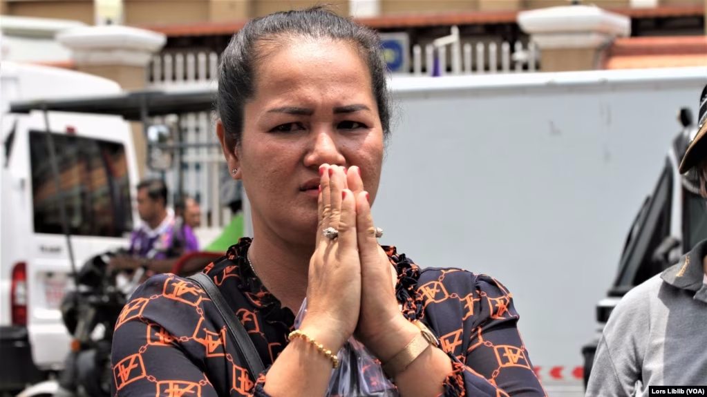 ភរិយា​លោក ថាច់ សេដ្ឋា ទទូច​ឱ្យ​តុលាការ​ដោះលែង​ស្វាមី​ខ្លួន ក្រោយ​លើក​ពេល​សវនាការ 