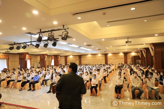 មន្ត្រី​សុខាភិបាល ជំ​រុញឱ្យ​ឱសថការី​បន្ត​គោរព​ច្បាប់ និង​អភិវឌ្ឍន៍​វិជ្ជាជីវៈ​ខ្លួន