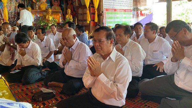 លោក កឹម សុខា បង្ហាញ​មុខ​នៅ​តាម​វត្ត​អារាម​ក្នុង​រដូវ​ពិធី​កាន់​បិណ្ឌ