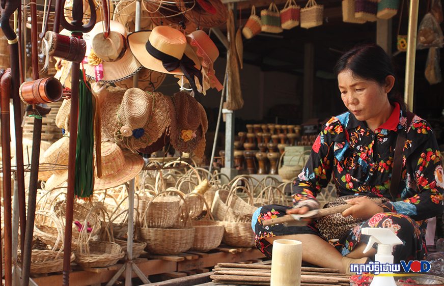 បទយកការណ៍៖ វិចិត្រករនិងអាជីវ​ករនៅបរិវេណ​ប្រាសាទ​អង្គរមួយចំនួនរ​ស់​​​អស់សង្ឃឹមពេលភ្ញៀវទេសចរ​បន្ត​ស្ងប់ស្ងាត់