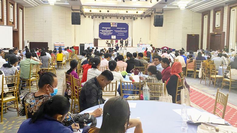 មនុស្ស​ជាង​ ៤០០ ​នាក់​ចូលរួម​វេទិកា​ស្តីពី​ការការពារ​លម្ហ​ពលរដ្ឋ ប្រជាធិបតេយ្យ និង​សិទ្ធិមនុស្ស