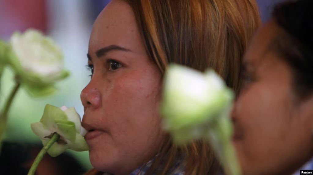  ក្រុមអង្គការសង្គមស៊ីវិលបានប្រារព្ធយុទ្ធនាការ៨មីនាដោយរំឭកពីអំពើហិង្សាលើស្ត្រី 09 មីនា 2023      ស៊ឹម ចាន់សំណាង  រូបឯកសារ៖ ស្ត្រីកាន់ផ្កាឈូក ខណៈចូលរួមក្នុងពិធីអបអរសាទរទិវាសិទ្ធិនារីអន្តរជាតិ នៅរាជធានីភ្នំពេញ កាលពីថ្ងៃទី ៧ ខែមីនា ឆ្នាំ ២០១៧។ រូបឯកសារ៖ ស្ត្រ