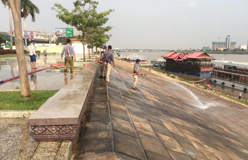 អាជ្ញាធរលាងសម្អាតសួនច្បាររាល់ថ្ងៃដើម្បីសុខភាពនិងសោភ័ណភាព​