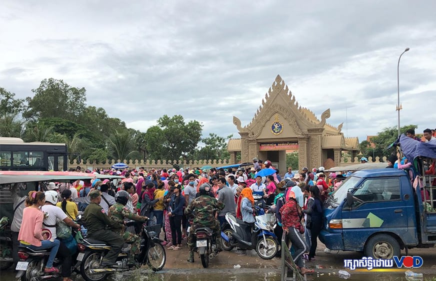 កម្មករ​បិទ​កំណាត់​ផ្លូវ​ជាតិ​លេខ៤ ទាមទារ​ដំណោះ​ស្រាយ​ប្រាក់​អតីត​ភាព​ការងារ