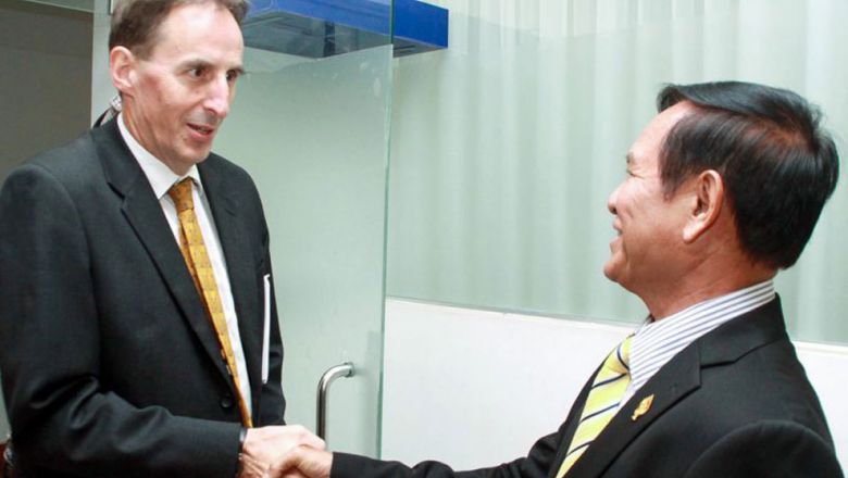 EU មិន​ទាន់​ផ្តាច់​កិច្ចព្រមព្រៀង​តែ​ចាត់​មន្ត្រី​ឲ្យ​មក​មើល​ស្ថានភាព​កម្ពុជា