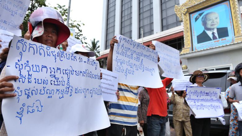 ពលរដ្ឋ​នៅ​សងខាងផ្លូវ​រថភ្លើង​ជិត ​២០០ ​នាក់​ដាក់​ញត្តិ​ទៅ​ ៣​ ស្ថា​ប័ន​ ​រក​ដំណោះ​ស្រាយបញ្ហា​ដីធ្លី
