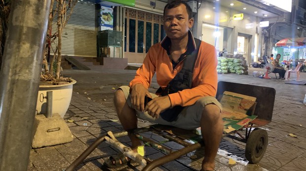 ពលរដ្ឋ​មួយ​ចំនួន​នៅ​ភ្នំពេញ​ស៊ីឈ្នួល​អូស​រទេះដឹក​បន្លែ​ឱ្យ​គេ នា​ពេល​យប់​ដើម្បី​ដោះស្រាយ​ជីវភាព