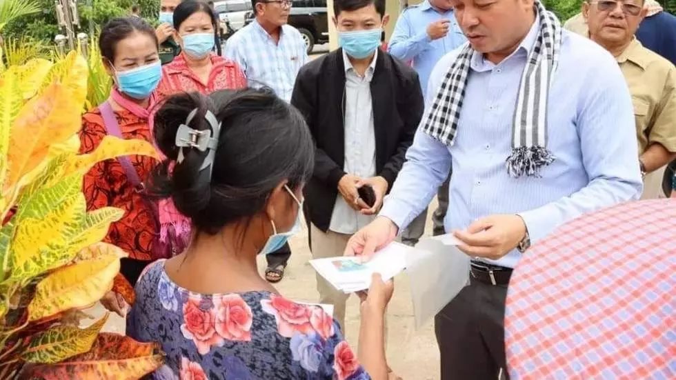 រដ្ឋាភិបាលអនុវត្តជំនួយសាច់ប្រាក់អស់ជាង៣០០លានដុល្លារ នៅខណៈជំនួយសាច់ប្រាក់ក្រោយពេលបិទខ្ទប់មិនទាន់អនុវត្ត