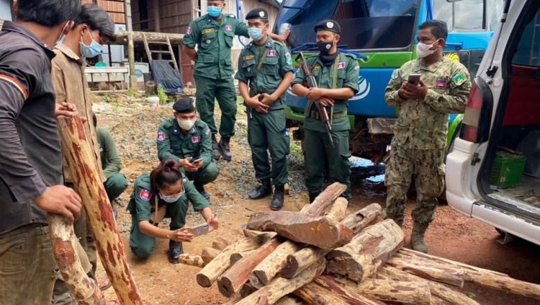 មន្ត្រីឧ​ទ្យា​នុរក្សកំ​ពុង​កសា​ងសំណុំរឿ​ងប​ញ្ជូន​មនុ​ស្ស ៣ នាក់ ទៅ​តុលាកា​រករណី​លាក់​ឈើគ្រញូ​ង