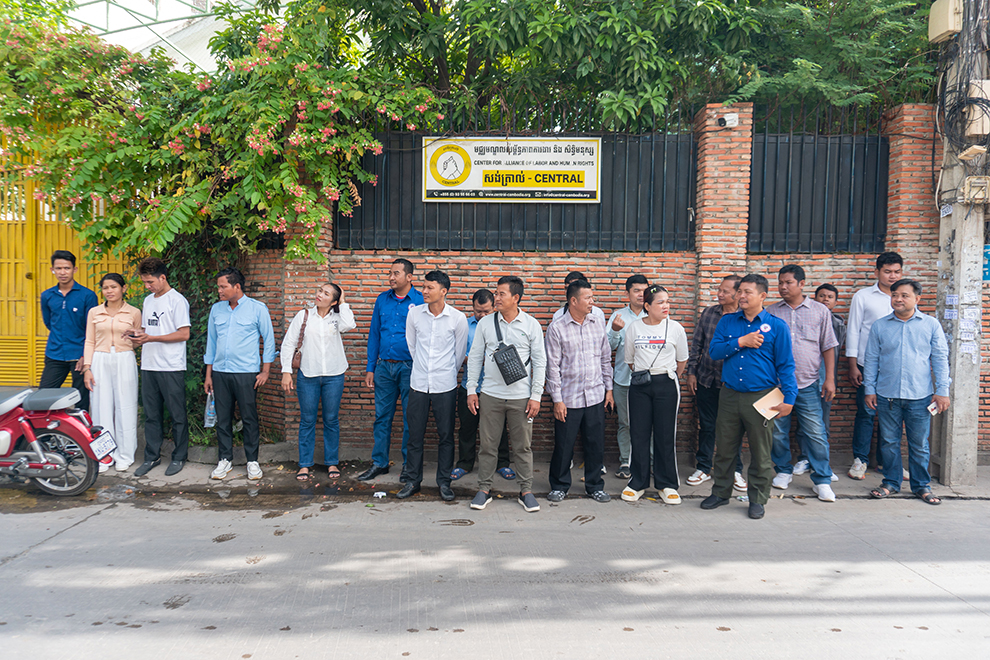 សហជីព​ព្រមាន​ធ្វើ​បាតុកម្ម​ទ្រង់ទ្រាយ​ធំ​បើ​អង្គការ​សង់ត្រាល់​មិន​កែប្រែ​ខ្លឹមសារ​ក្នុង​របាយការណ៍​ស្ដីពី​ការ​រឹតត្បិត​សហជីព