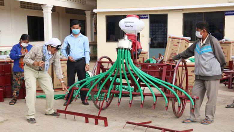 ក្រសួង​កសិកម្ម​ផ្ដល់​​ម៉ាស៊ីន​ព្រោះ​ស្រូវ​ ១៥០ ​គ្រឿង​ ឱ្យ​ពលរដ្ឋ​ស្ដារ​ដំណាំ​ស្រូវ​