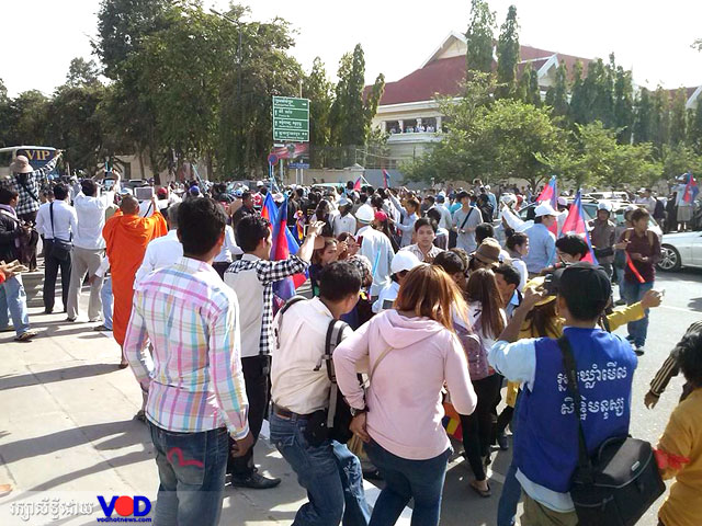 មានការប៉ះទង្គិចគ្នា​រវាង​សមត្ថកិច្ច និង​បាតុករ​នៅទីលាន​ប្រជាធិបតេយ្យ​ព្រឹកនេះ​