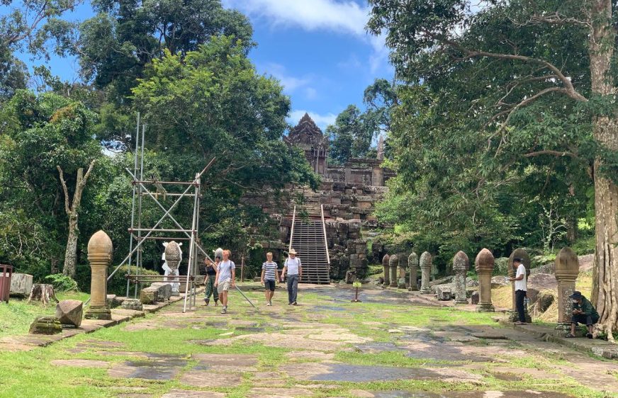 ពលរដ្ឋ​ប្រកប​របរ​លក់​ផ្កា​និង​ដឹក​ភ្ញៀវ​ទេសចរ​ឡើង​ប្រាសាទ​ព្រះវិហារ​ត្អូញ​ត្អែរ​ពី​ការ​ធ្លាក់​ចុះ​ចំណូល​ 