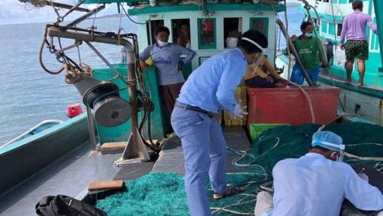 អ្នក​នេសាទ ១៤ នាក់ ត្រូវ​បាន​ចាប់​បញ្ជូន​ទៅ​ឲ្យ​ធ្វើ​ចត្តាឡីស័ក ក្រោយ​ពី​នាំ​ផល​នេសាទ​សមុទ្រ​ទៅ​លក់​នៅ​ប្រទេស​ថៃ