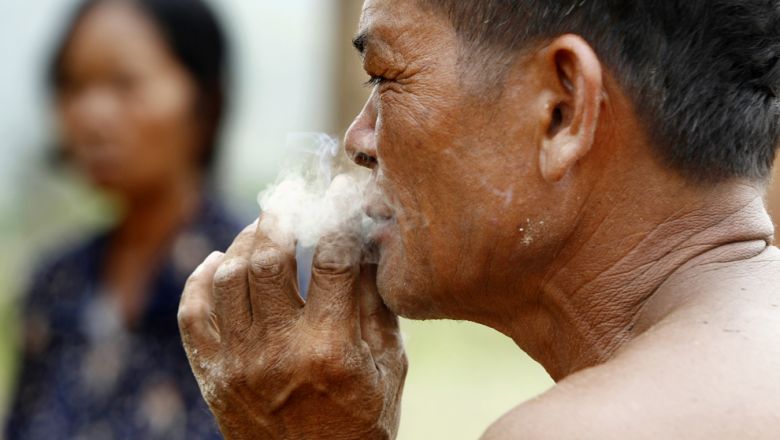 នាយក​អង្គ​ការ​មួយ​ទទូច​ជាថ្មី​ឱ្យ​រដ្ឋាភិ​បាល​កម្ពុជា​ដំឡើង​ពន្ធ​លើ​ផលិត ផល​ថ្នាំ​ជក់​ ដើម្បី​បាន​ចំណូល​បន្ថែម​ និង​កាត់​បន្ថយ​​អ្នក​ជក់​បារី​ 