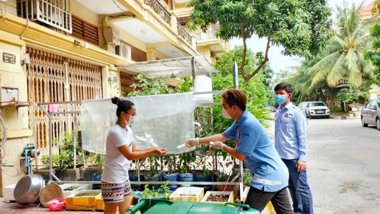 សាលា​ក្រុង​អនុញ្ញាត​ឱ្យ​ខណ្ឌ​នីមួយៗ​ចេញ​បណ្ណ​ជូន​ពលរដ្ឋ​នៅ​ក្រៅ​តំបន់​ក្រហម ដើម្បី​អាច​ទៅ​រក​ទិញ​ទំនិញ​ប្រើប្រាស់