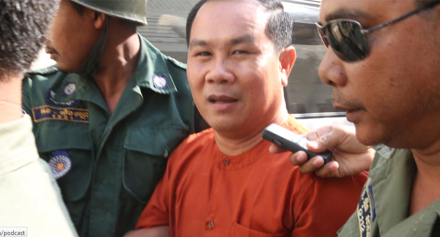 លោក អ៊ុំ សំអាន និងមេធាវី ដើរចេញពីបន្ទប់​សវនាការ​​ ដោយថាការជម្រះក្តីរំលោភនីតិវិធីច្បាប់