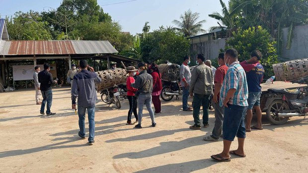 ពលរដ្ឋ​ជាង ៥០នាក់​នៅ​ខេត្ត​បន្ទាយ​មាន​ជ័យ​តវ៉ា​ឱ្យ​អាជ្ញាធរ​ដោះ​ស្រាយ​រឿង​ការ​នាំ​ជ្រូក​ពី​ប្រទេស​ថៃ​ជា​លក្ខណៈ​គ្រួសារ