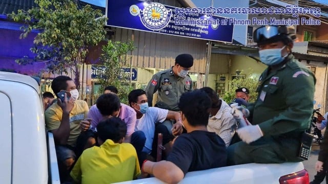 មនុស្ស១៧៩នាក់នៅភ្នំពេញ ត្រូវសមត្ថកិច្ចឃាត់ខ្លួន ដោយសារល្មើសបម្រាបបិទខ្ទប់របស់រដ្ឋ