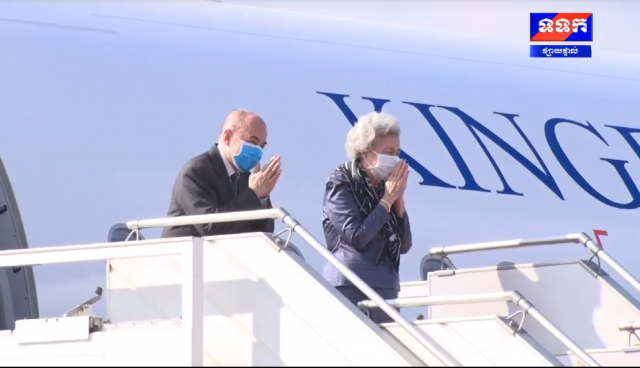 ព្រះមហាក្សត្រ និងសម្តេចម៉ែ យាងទៅពិនិត្យព្រះរាជសុខភាព នៅប្រទេសចិន