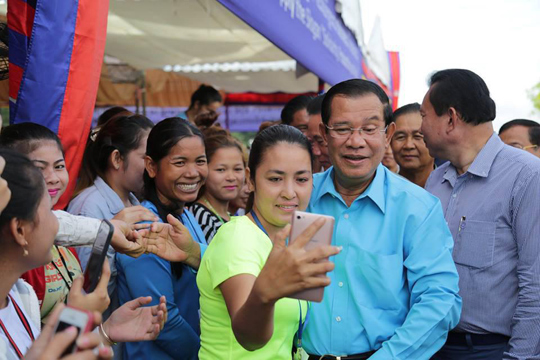 នាព្រឹកថ្ងៃទី៤ ខែតុលា ឆ្នាំ២០១៧នេះ លោក ហ៊ុន សែន បានមានប្រសាសន៍ថា កន្លងមក បក្សប្រឆាំង តែងតែស្នើសុំបរទេស កុំឲ្យផ្ដល់ជំនួយ កុំឲ្យវិនិយោគនិងកុំឲ្យទិញទំនិញពីកម្ពុជា ដោយសារ ពួកគេមិនគិតពីកម្មករ