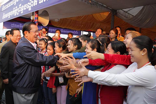 សម្តេចតេជោអញ្ជើញ សំណេះសំណាល កម្មករជាង១ម៉ឺននាក់ នៅរោងចក្រតំបន់ ទំនប់កប់ស្រូវ