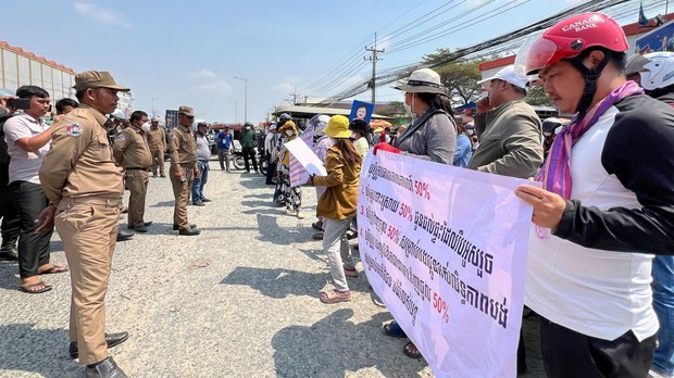 អាជ្ញាធរ​រារាំង​អតិថិជន​ទិញ​បុរី​ពិភព​ថ្មី​ជិត ១០០នាក់ មិន​ឱ្យ​ដង្ហែ​ក្បួន​ទៅ​ផ្ទះ​លោក ហ៊ុន សែន