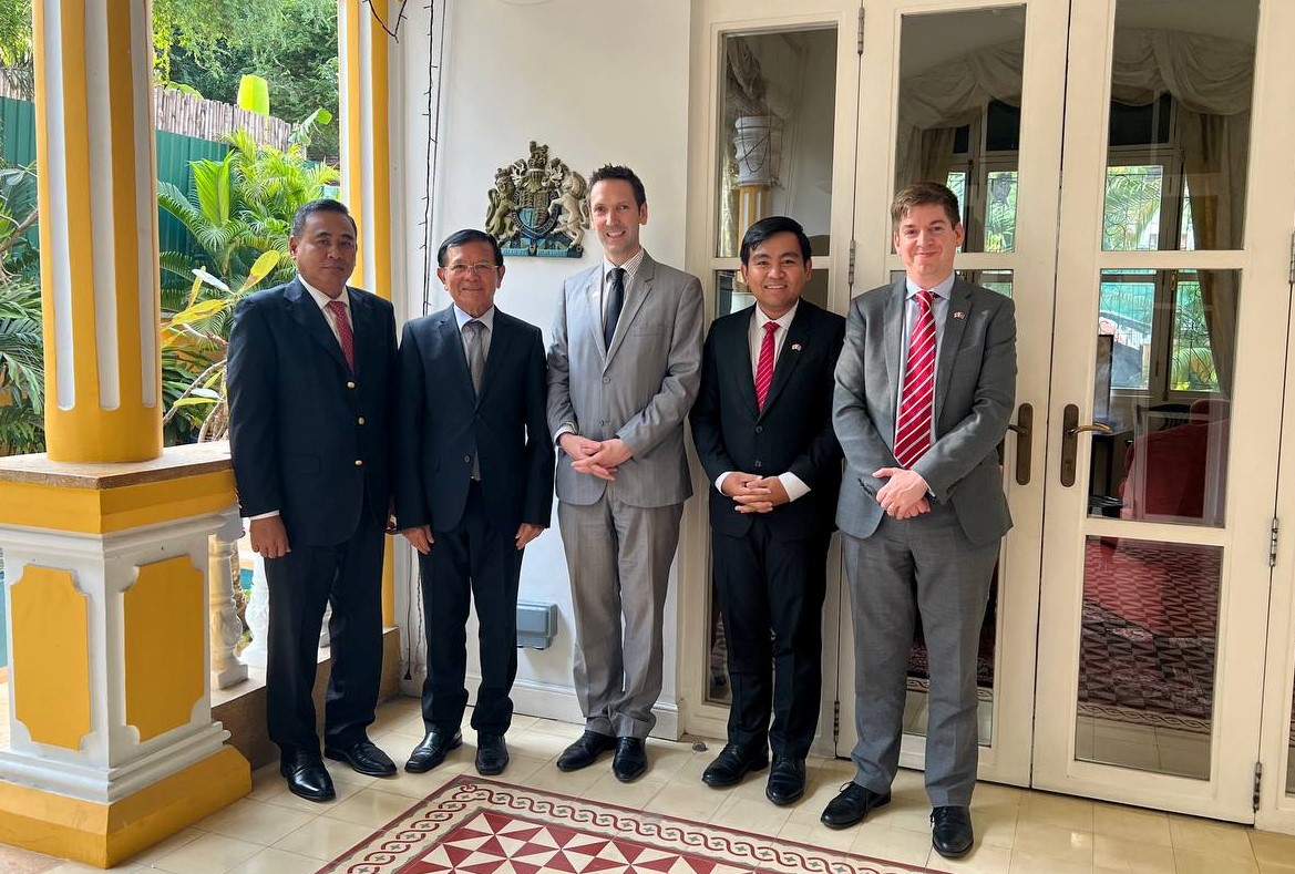  ជាតិ ​​​ន​យោ​បាយ​ជាតិ​ ទូតអង់គ្លេស និងលោក កឹម សុខា ពិភាក្សាគ្នាពីប្រជាធិបតេយ្យ និងសិទ្ធិមនុស្សនៅកម្ពុជា