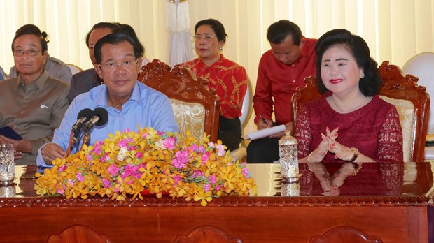 លោក ហ៊ុន សែន និង​ភរិយា ត្រៀម​ចាក់​វ៉ាក់សាំង ដែល​ទទួល​ស្គាល់​ពី​អង្គការ​សុខភាព​ពិភព​លោក