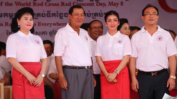 អ្នក​ជំនួញ​ធំៗសម្រុក​​​ចូល​​លុយ​​ជួយ​​​កាកបាទ​ក្រហម​ ​ខណៈ​អ្នក​​​​​ក្រីក្រ​ខ្លះ​​មិន​​ទទួល​​បាន​​ជំនួយ​​​