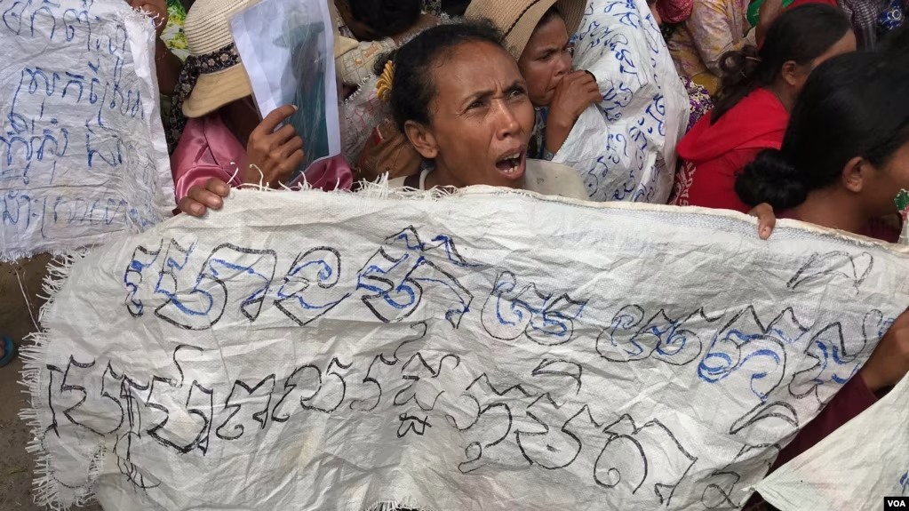 តុលាការ​ខេត្ត​កោះកុង​ផ្តន្ទាទោស​សកម្មជន​ដីធ្លី​១០នាក់​ឱ្យ​ជាប់​ក្នុង​ពន្ធនាគារ​រយៈពេល​មួយ​ឆ្នាំ​ពី​បទញុះញង់