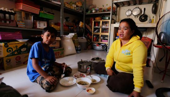អ្នក​បុរី​កីឡា​ ទៅ​តវ៉ា​ទារ​សំណង​នៅ​មុខ​ផ្ទះ​លោកស្រី​ ស៊ុយ សុផាន