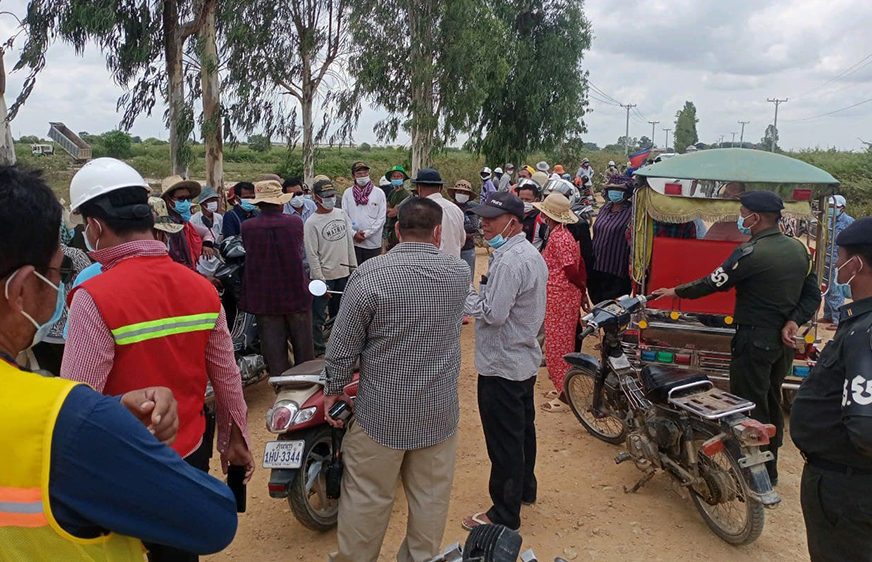 ពលរដ្ឋ​រង​ផល​ប៉ះពាល់​ពី​គម្រោង​​អភិ​វឌ្ឍ​ន៍​​ព្រលា​ន​យន្តហោះ​ រារាំង​គ្រឿង​ចក្រ​​ក្រុមហ៊ុន​មិន​ឱ្យ​​​ឈូស​​​ប៉ះ​ដី​​​​ពួក​គាត់​