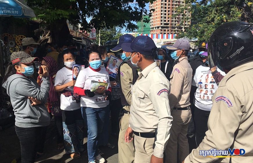 គ្រួសារ​​អតីត​​សកម្ម​ជន​​បក្ស​​ប្រឆាំង​​បន្ត​​រង​​ការ​រារាំង​​ពី​​អាជ្ញាធរ​ ខណៈ​​ពួក​​គេ​​តវ៉ា​​មុខ​​តុលាការ​