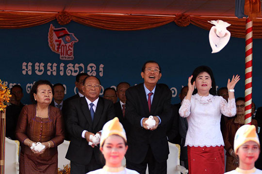 លោក ហ៊ុន សែន បានបង្ហាញពីមោទនភាព ដែលបានបង្រ្កាបបដិវត្តន៍ពណ៌ ទាន់ពេលវេលា
