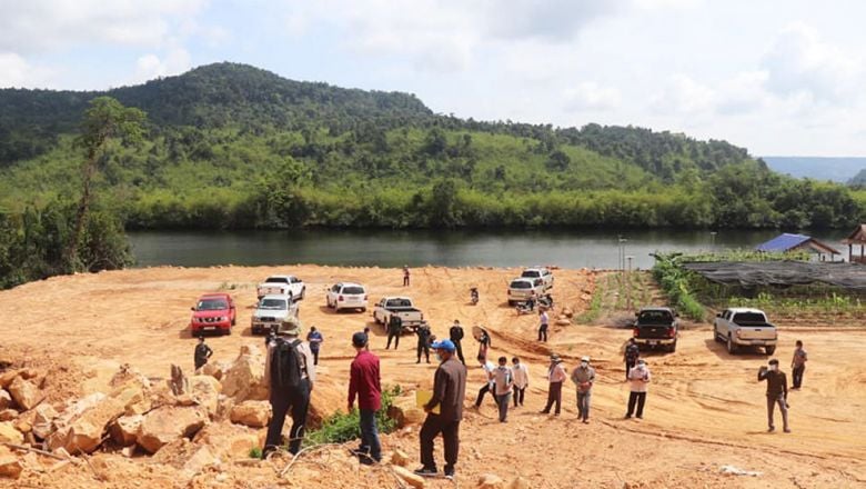 អាជ្ញាធរ​ស្រុក​កោះកុង​ទុក​ពេល ៣០ ថ្ងៃ ឱ្យ​ម្ចាស់​ដី​ចំនួន ៥ ទីតាំង កាយ​ដី​ដែល​ចាក់​នៅ​តាម​មាត់​ព្រែក​តាតៃ​ចេញ​វិញ