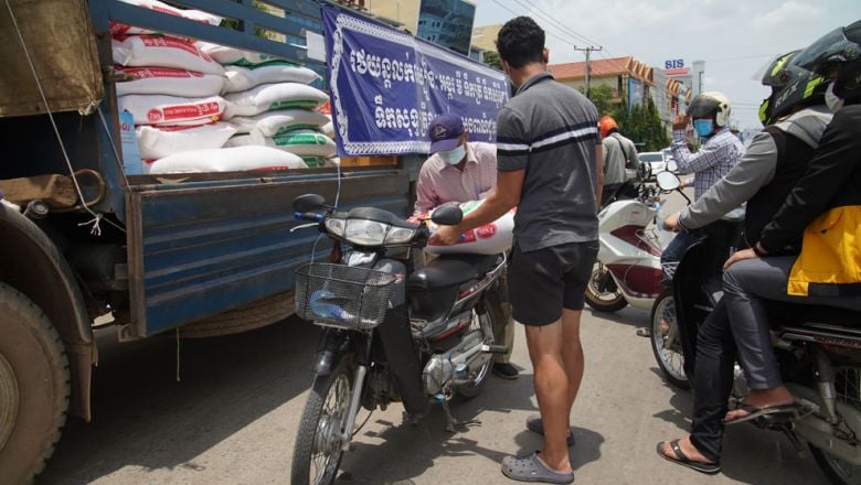 រដ្ឋបាល​ខេត្ត​ព្រះសីហនុ និង​បន្ទាយមានជ័យ ប្រើប្រាស់​មធ្យោបាយ​ចល័ត​ដើម្បី​លក់​គ្រឿង​ឧបភោគ​បរិភោគ​ដល់​ពលរដ្ឋ​នៅ​តំបន់​ក្រហម