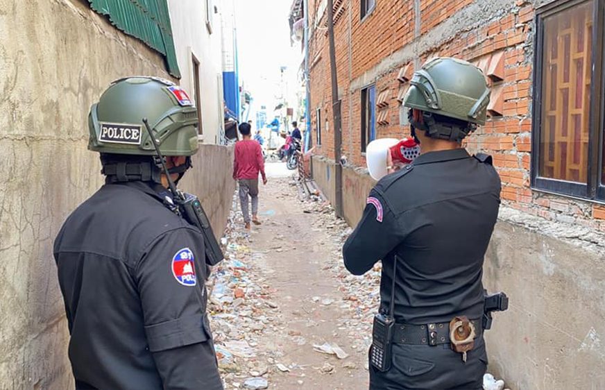 រដ្ឋា​ភិបាល​​​ពង្រឹង​វិធាន​ការ​ទប់​ស្កាត់​កូវីដ-១៩​នៅ​តំបន់​​​បិទ​​ខ្ទប់​ ខណៈ​​ពលរដ្ឋ​នៅ​ទី​នោះ​ត្អូញត្អែរ​​ពី​បញ្ហា​​ជីវ​ភាព​