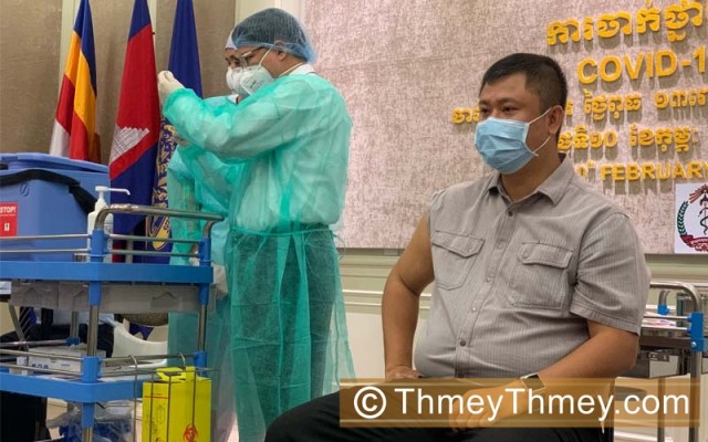 កូនបង្កើត និង​កូនប្រសារ​សម្ដេច ហ៊ុន សែន ,​រដ្ឋមន្ត្រី​វ័យក្មេង និង​មន្ត្រីជាន់ខ្ពស់ ចាក់​វ៉ាក់សាំង​កូ​វីដ​-១៩ នៅ​មន្ទីរពេទ្យ​កាល់ម៉ែត 